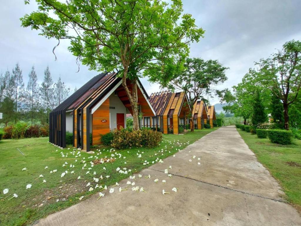 Tanaosri & Creekside Resort Suan Phueng Exterior foto